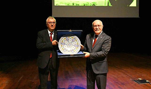 Uşak Üniversitesi, Kurumsal Akreditasyon Belgesini YÖKAK Başkanından aldı