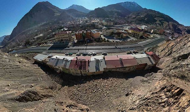 Uzundere'de göçük: Onlarca ev ve iş yeri zarar gördü
