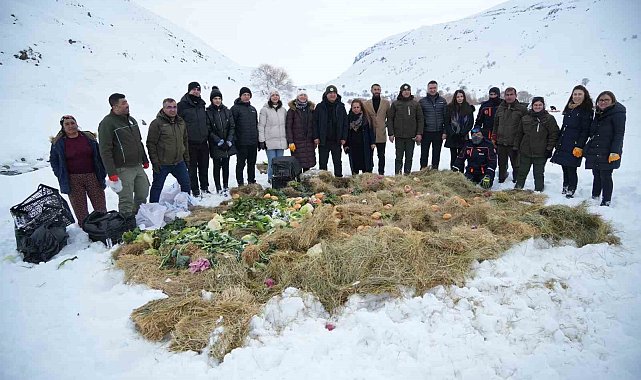 Vali Çakır, yaban hayvanları için karlı dağlara yem bıraktı