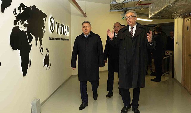 Vali Elban'a uzaydaki deney sunumu