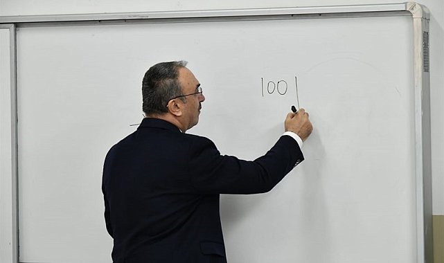 Vali öğrencilerle ders işledi