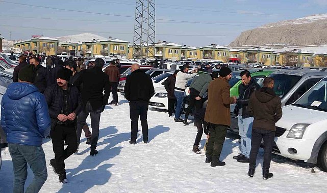 Van'da soğuk havaya rağmen açık oto pazarı araçlarla doldu