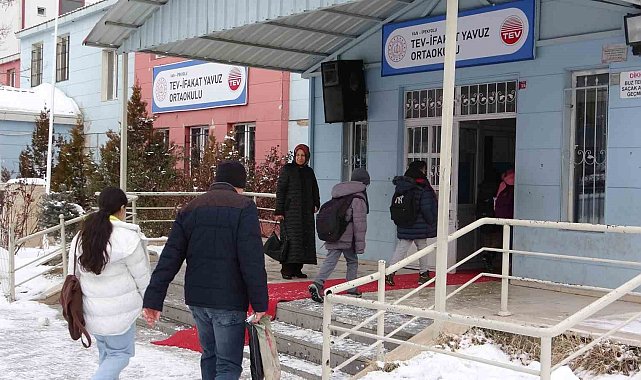 Van'ın ilçeleri Özalp ve Saray'da okullar bir gün tatil edildi