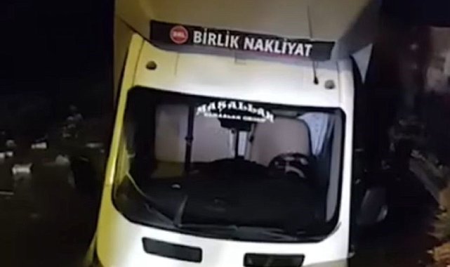 Yağışlı havanın etkisiyle çöken yola kamyonet düştü