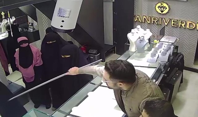 Yakalanınca kurtulmak için kuyumcunun ortasına tuvaletini yaptı