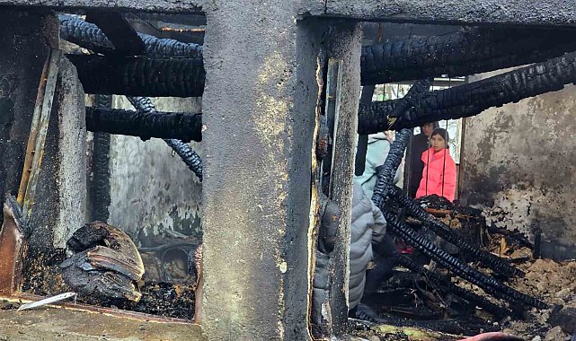 Yanan evden canlarını zor kurtardılar