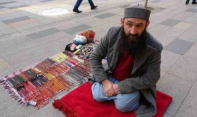 Yanlış iğne sonucu bedensel engelli dünyaya geldi: Sofra bezi üzerinde tezgah açarak geçimini sağlıyor