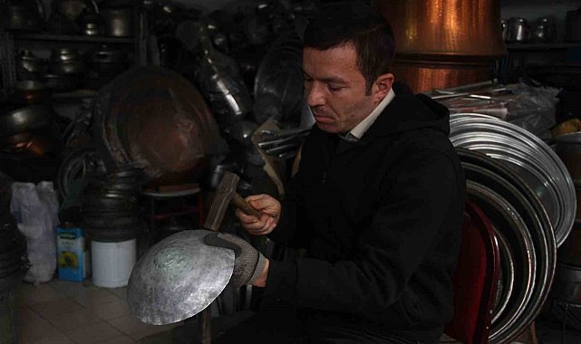 Yarım asırlık bakır ustasının mesleğini oğlu yaşatıyor