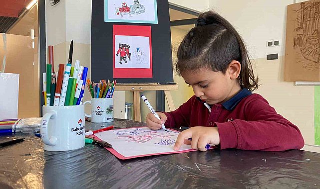 Yaşıtları kalem tutamazken çizdiği resimlerle sergi açtı