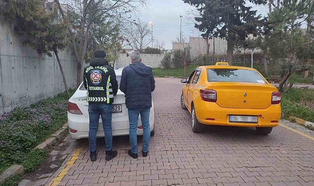 Yayalara ayrılan kaldırımı yol yapan taksi sürücüsü kamerada