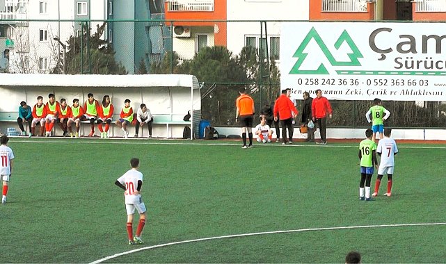 Yeşil sahada örnek davranış; Tedavi bitinceye kadar kendi aralarında top çevirdiler