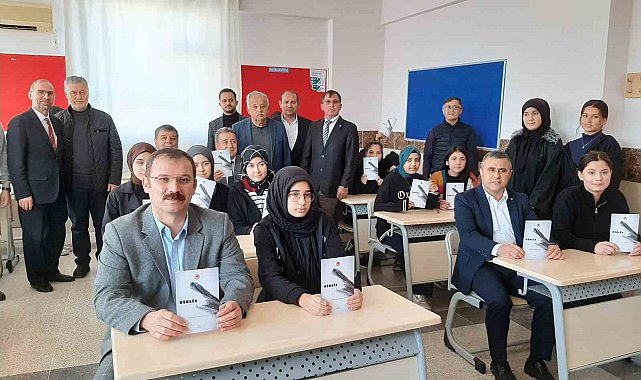 Yıl içinde yazılan şiirleri kitap haline getirdiler