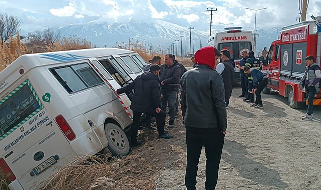 Yolcu minibüsü tahliye kanalına düştü