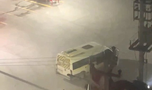 Yolcuların da karıştığı yol verme kavgası kameraya yansıdı