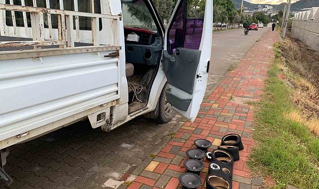 Yüksek ses müzik çalarak çevreyi rahatsız eden araçların sesini jandarma kıstı