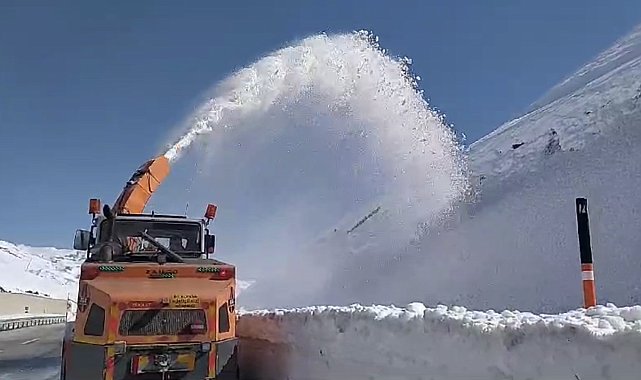 Yüksekova-Esendere karayolunda karla mücadele
