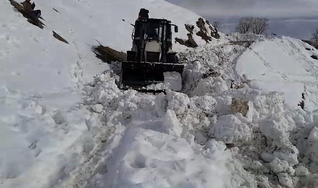 Yüksekova'daki köy yollarında karla mücadele çalışması devam ediyor