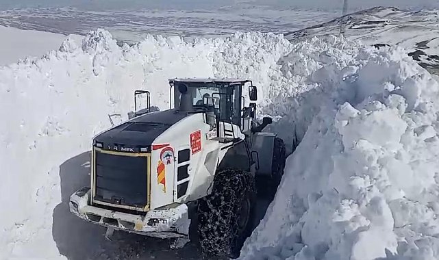 Yüksekova'nın köy yollarında kar çalışması devam ediyor