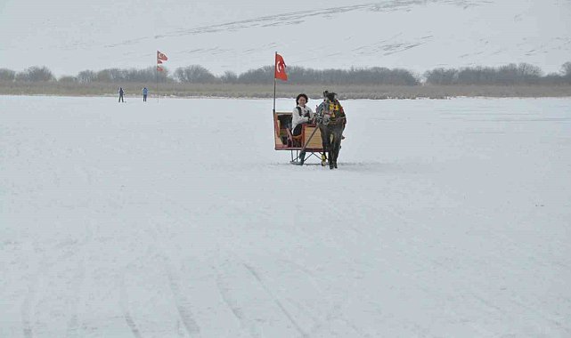 Yüzeyi donan gölde atlı kızak heyecanı sürüyor