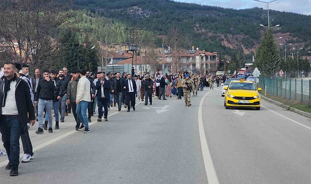 Yüzlerce kişi muhtar adayına destek için yürüdü