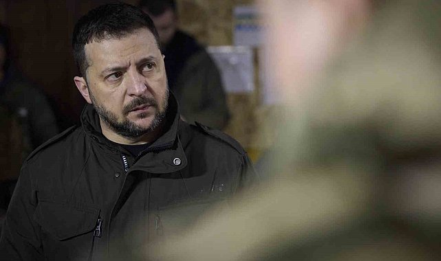 Zelenskiy, cephe hattındaki birlikleri ziyaret etti