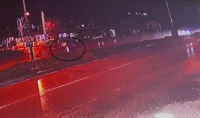 1 kişinin öldüğü feci kazada, çarpmanın etkisiyle 2 yayanın havaya uçtuğu anlar kamerada