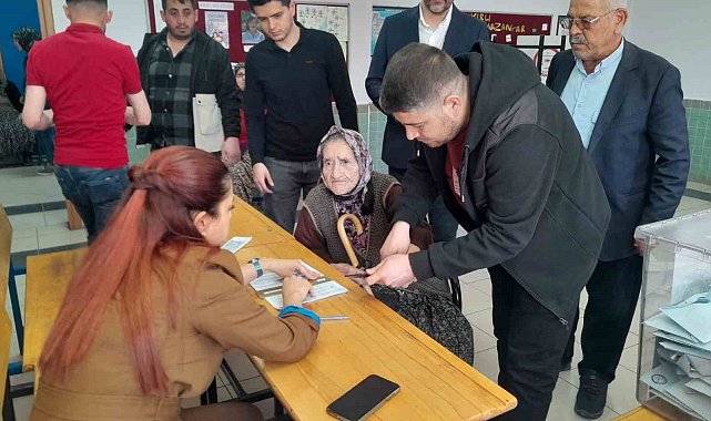 100 yaşındaki Zahide nine sandalyede sandığa gitti