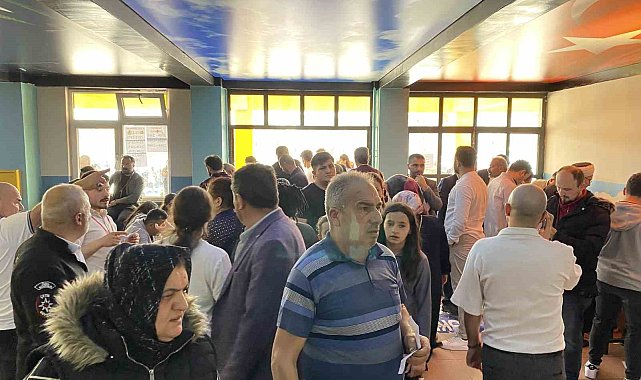 19 bin seçmenin kayıtlı olduğu okulda oy verme işlemi devam ediyor