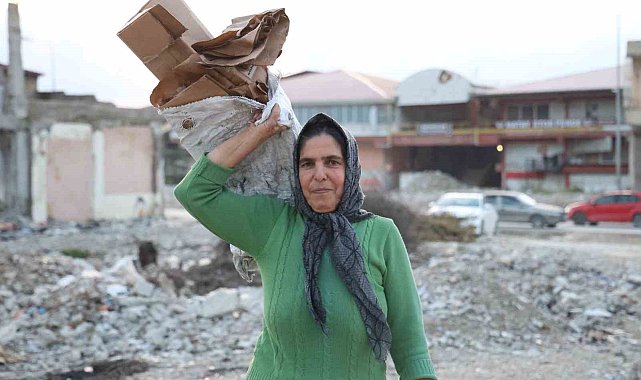 2 evladını karton toplayarak okutan fedakar anne, erkeklere taş çıkartıyor