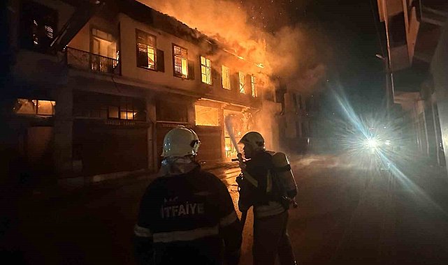 2 katlı hasarlı bina alevlere teslim oldu