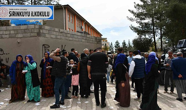 28 muhtar adayının yarıştığı mahallede, 9 yaşındaki Edanur amcası için oy toplamaya çalıştı
