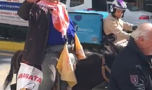 'Çılgın aday' Kaplı, bu defa eşekle şehir turuna çıktı