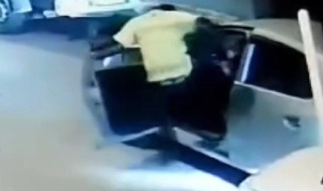 'Dur' ihtarına uymayan ehliyetsiz sürücü, polis tarafından darp edildi