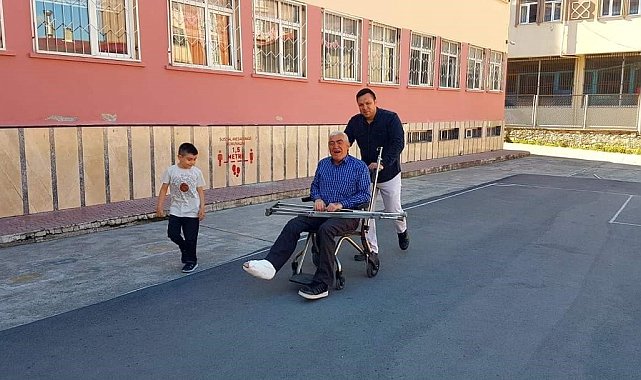 42 yıllık öğretmen öğrencilerine "Elveda" şarkısıyla veda etti