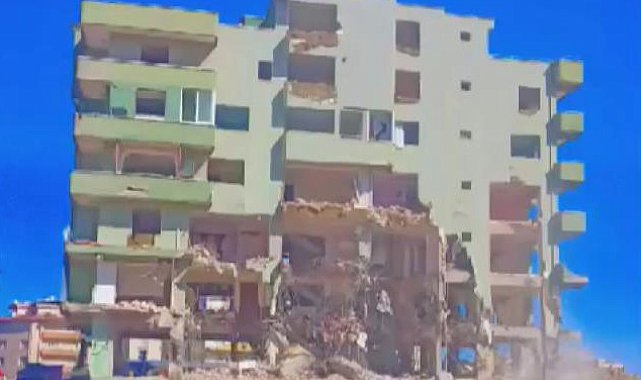 6 katlı bina iş makinesinin darbesiyle yerle bir oldu, o anlar kamerada