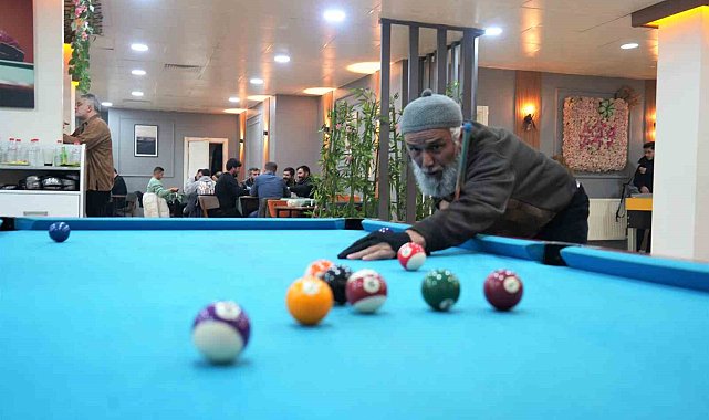 68 yaşındaki Turgut Dede, bilardo tutkusunu 35 yıldır sürdürüyor