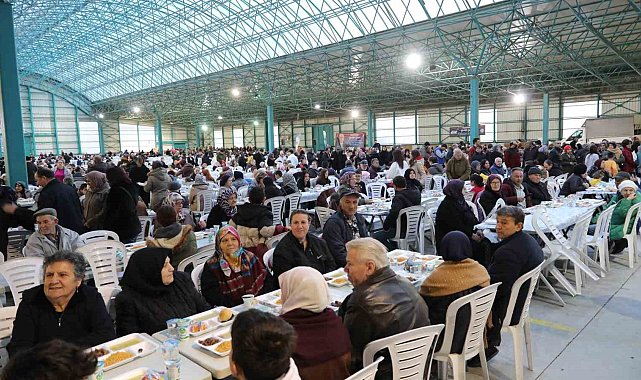 75. Yıl Mahallesi'nde binlerce kişiye iftar yemeğinde buluştu