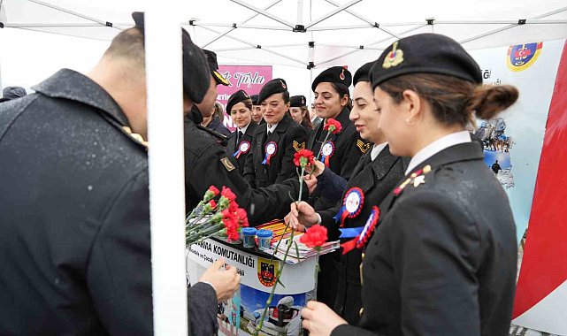 8 Mart Dünya Kadınlar Günü'nde kadın astsubaylardan Boğaz'da nefes kesen gösteri