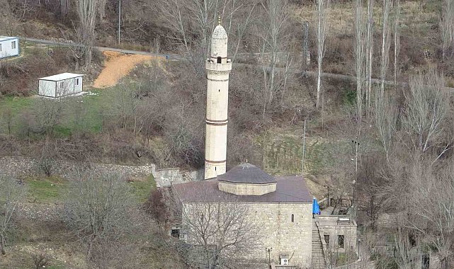 800 yıllık tarihi cami zamana direniyor