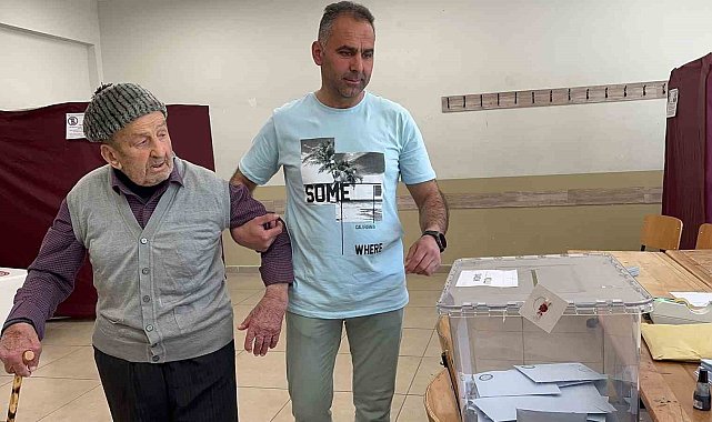 91 yaşındaki adam, iki kişinin kolunda sandığa gidip oyunu kullandı