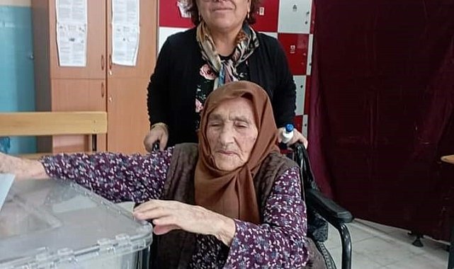 94 yaşındaki yaşlı kadın tekerlekli sandalyeyle oy kullandı