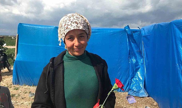 Adana polisinden tarlada çalışan kadınlara karanfilli kutlama