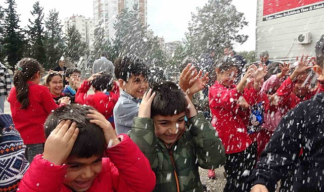 Adana'da kuzey ilçelere kar yağarken, kar yağmayan Kozan'a ise suni kar getirildi
