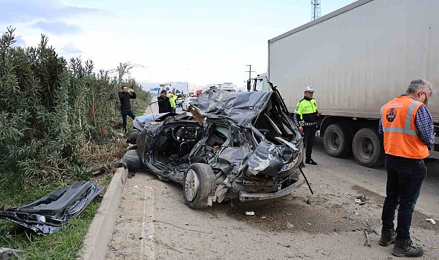 Adana'da otomobil karşı şeride geçip midibüse çarptı: 2 ölü, 14 yaralı