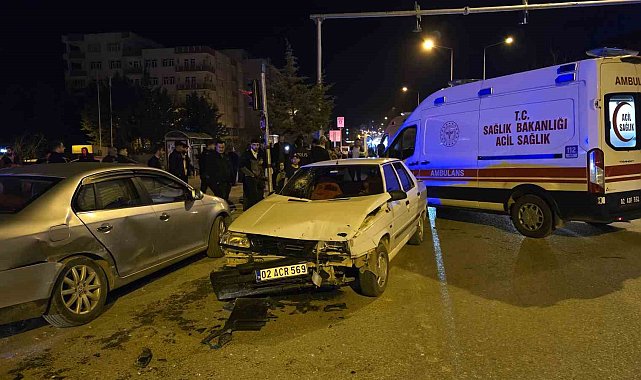 Adıyaman'da iki otomobil çarpıştı: 12 yaralı
