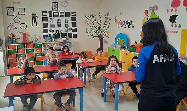 AFAD, okullarda deprem tatbikatı ve bilgilendirme yaptı