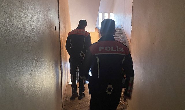 Ağır hasarlı binada kalan genç kız ailesine teslim edildi