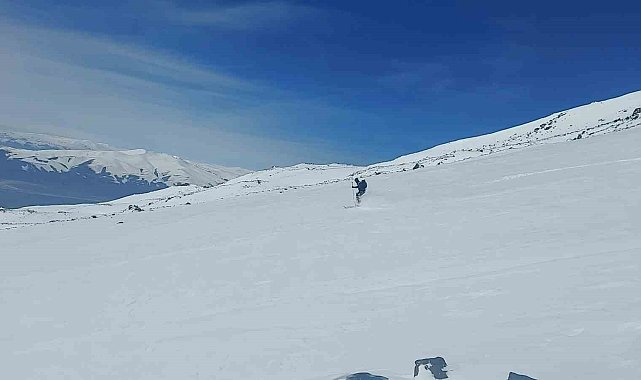 Ağrı Dağının zirvesine çıkan Alman dağcılar 4200 metrede kayak yaptılar