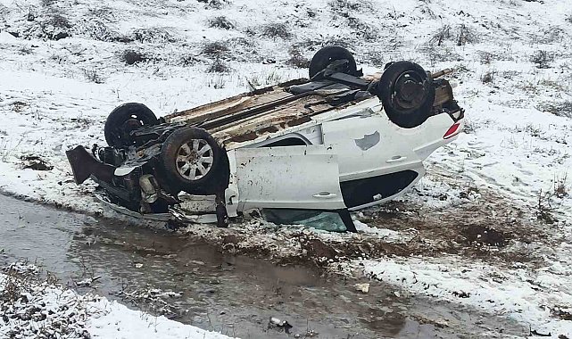 Ahlat'ta otomobil takla attı: 1 yaralı