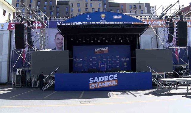 AK Parti İstanbul İl Başkanlığı önüne sahne kuruldu
